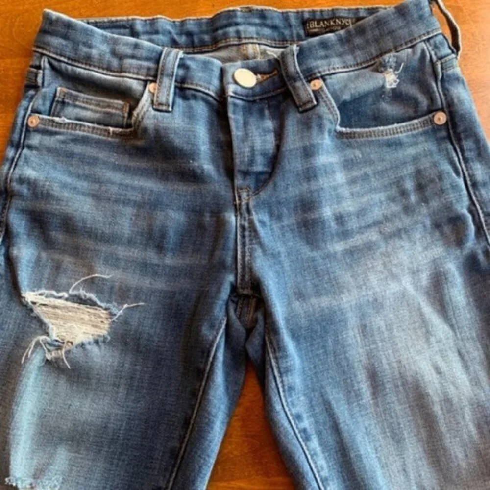 𝅺BLANK NYC Skinny Classique Distressed Jeans. 24.